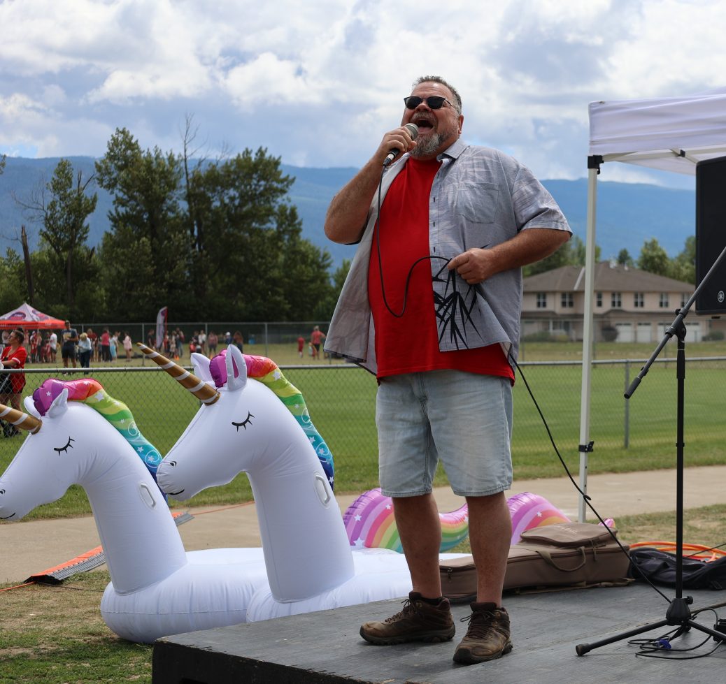 Councillor Ramey singing anthem