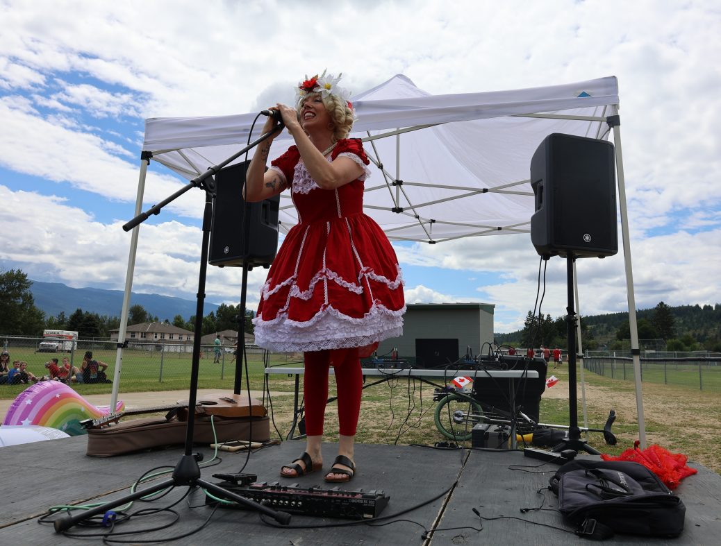 Kiki the Clown singing